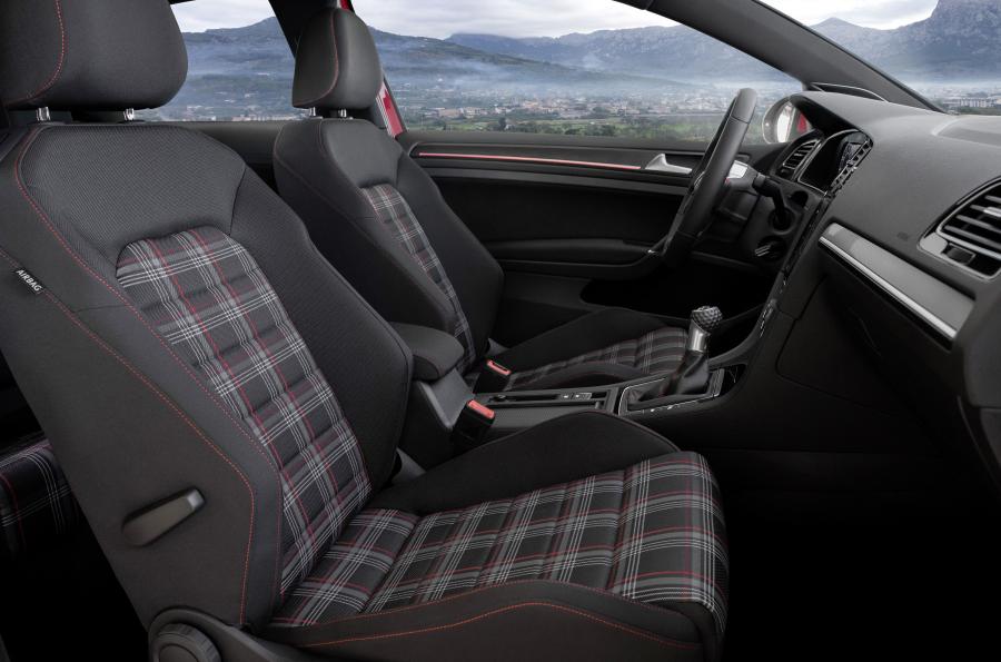 Интерьер Volkswagen Golf GTI 3-Door 2017 года  (UK) (фото 28 из 33)